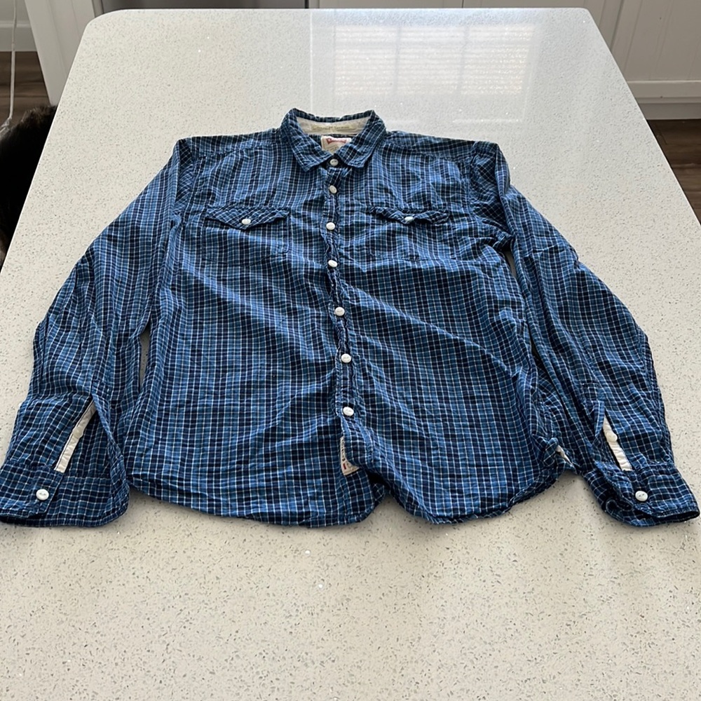 Levi’s Strauss and Co. slim fit medium button down plaid shirt